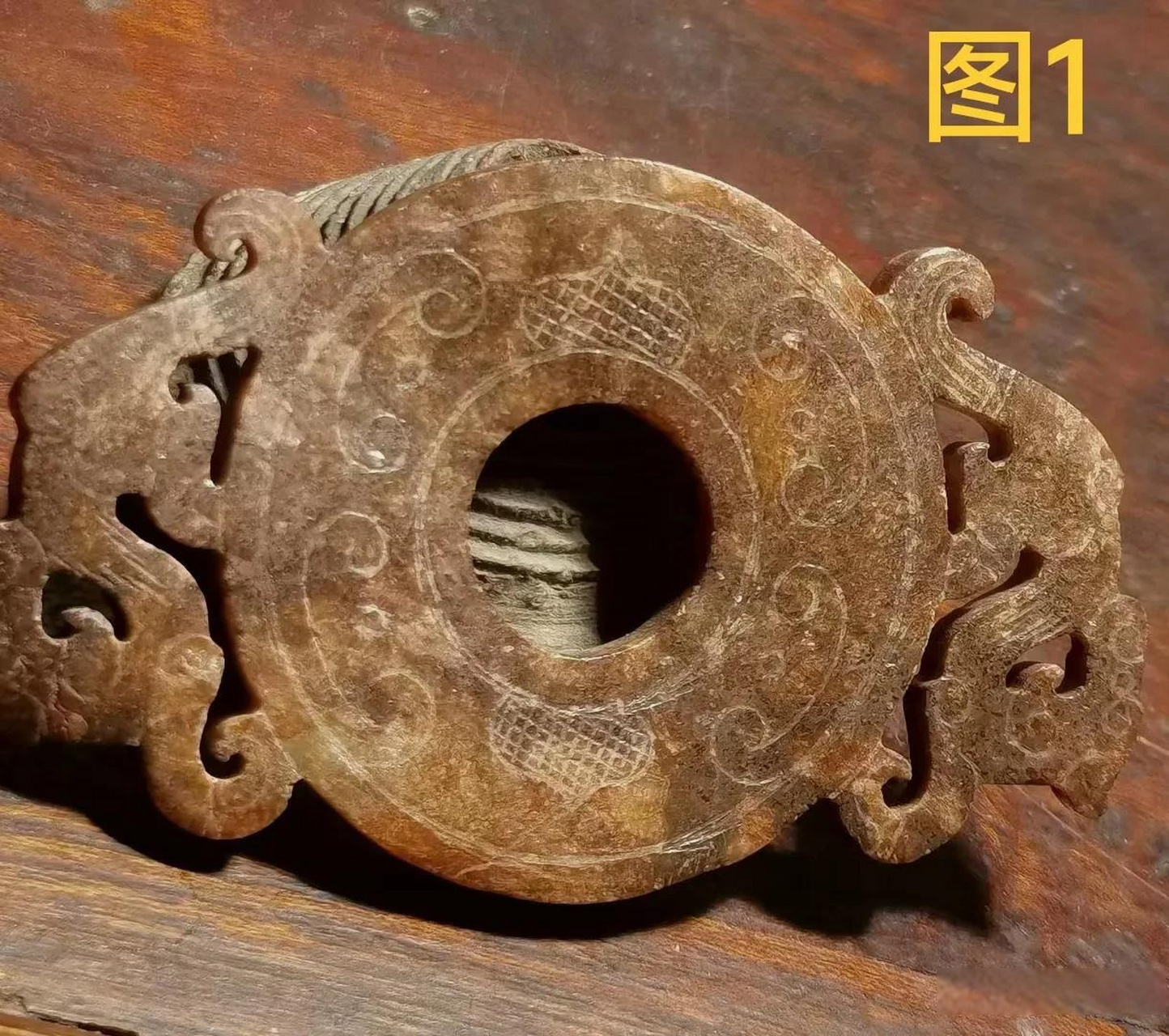 古玉精深,但是却有几个不可仿的特征(参见《古玉学步(1)古玉几个不可