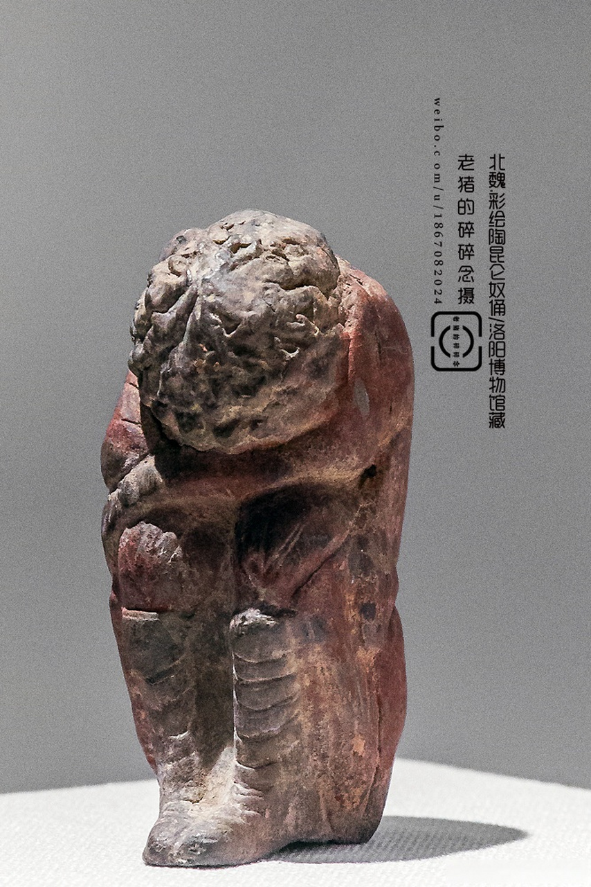 这是一件自带"悲伤"情绪的文物.  北魏彩绘陶昆仑奴俑,高仅9.5厘米.