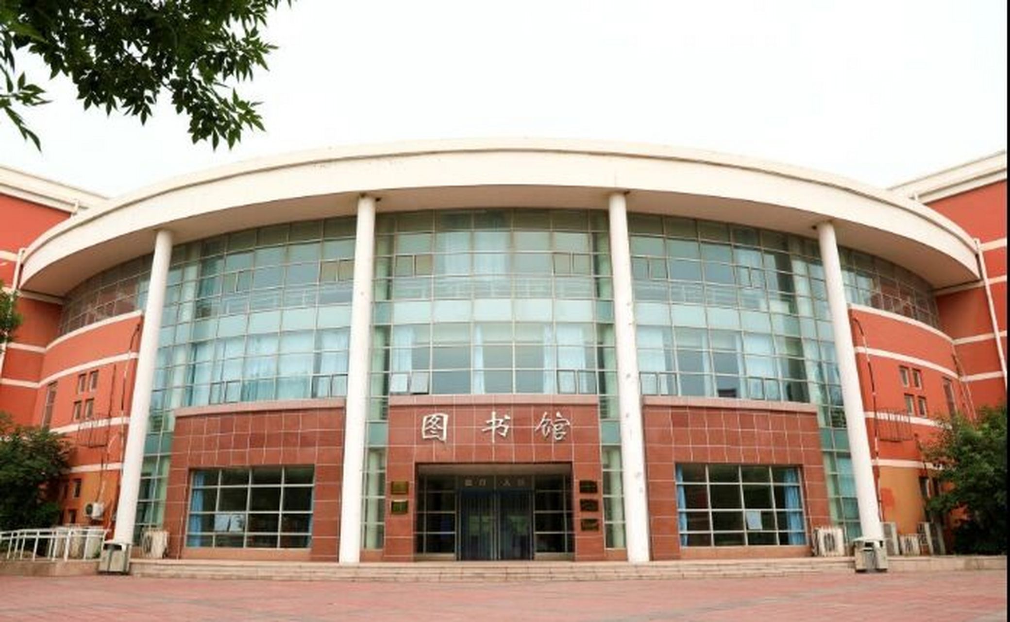 北科天院图书馆,教室篇 北京科技大学天津学院拥有两所图书馆社科类