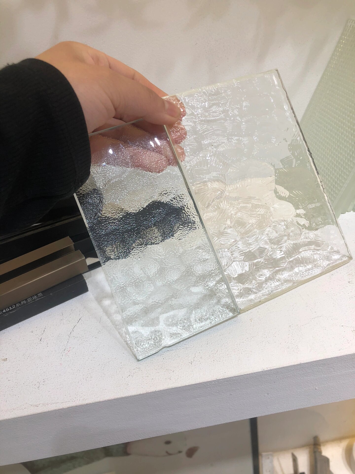 玻璃隔断到底做银波纹玻璃还是水波纹玻璃? 银波纹玻璃纹路感强,是超