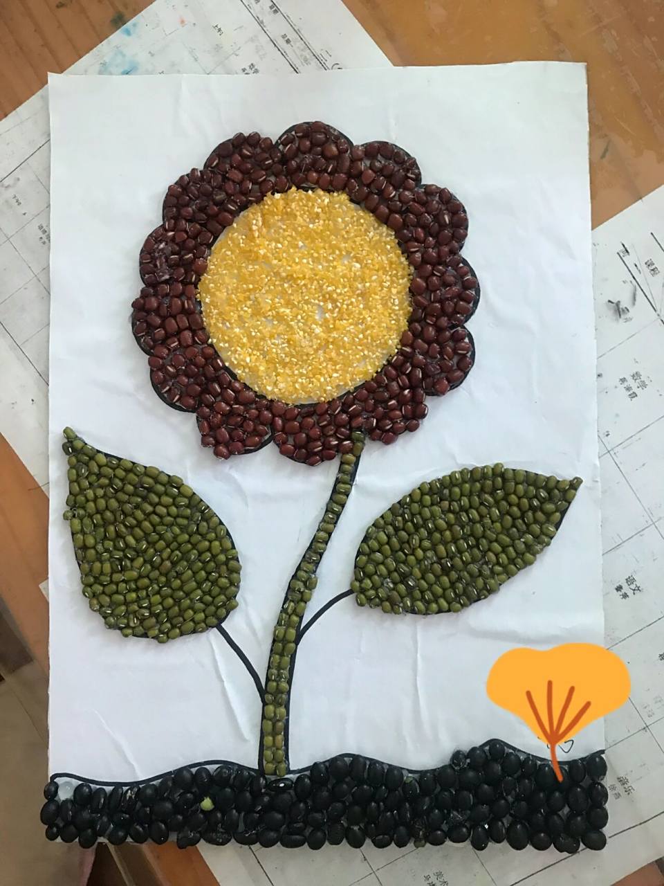 种子贴画 幼儿园要求的种子贴画,我挤胶,小宝粘豆子,一开始用了a4纸