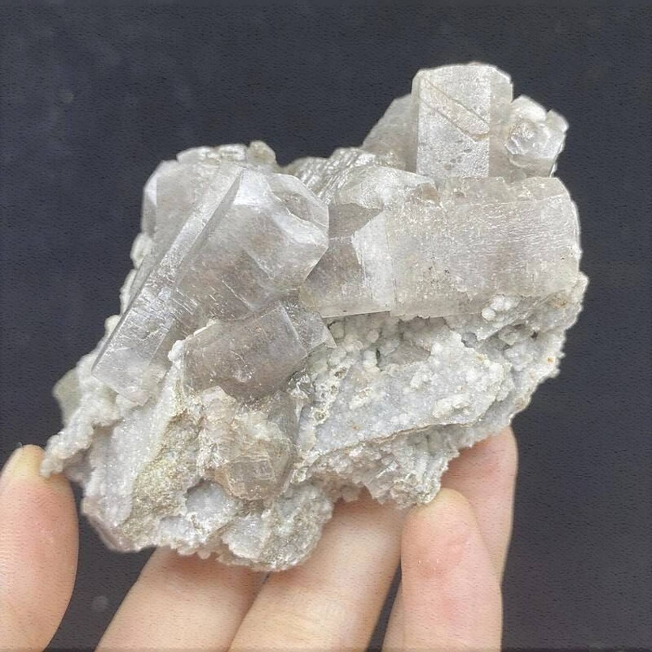 方解石 方解石是一种碳酸钙矿物,天然碳酸钙中最常见的就是它.