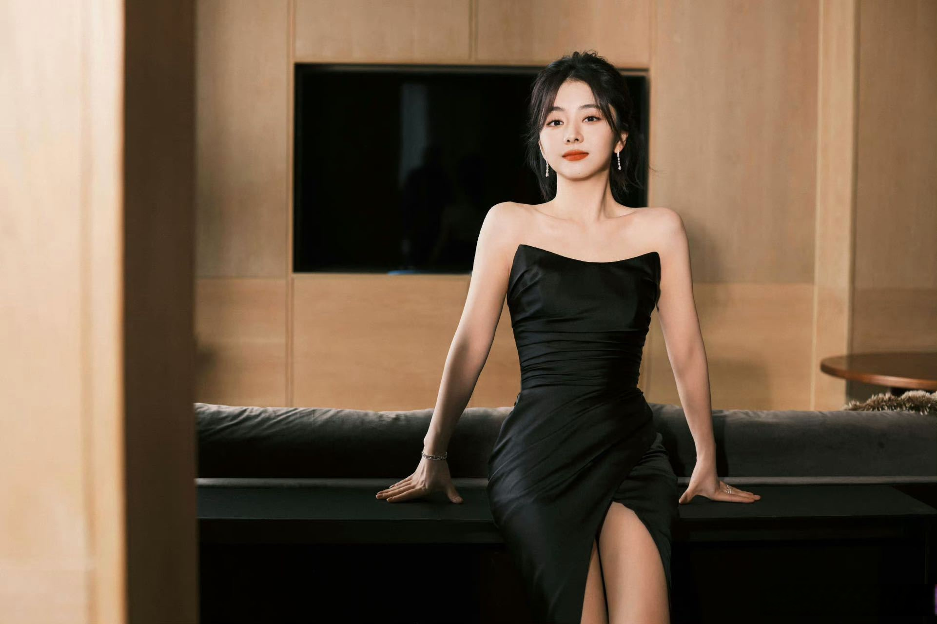 谭松韵冷脸vs笑脸# 谭松韵seven 身着黑色缎面垂感礼服出席2023萄讯