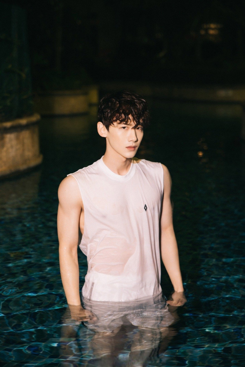 白敬亭穿这么多是有心事吗#白敬亭穿这么多是有心事吗,小白看上去