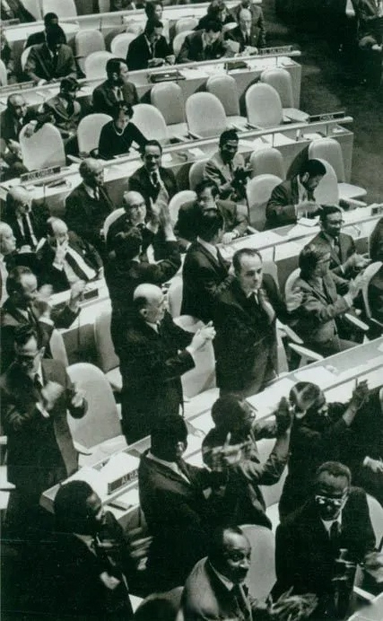 1971年10月25日,第二十六届联合国大会通过决议,恢复中华人民共和国在