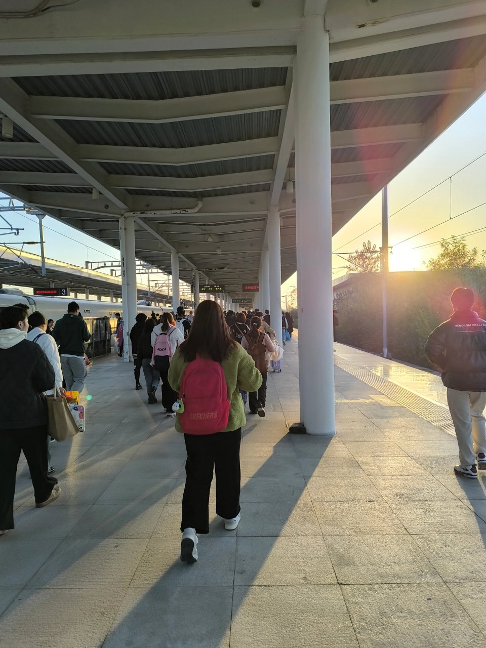 黄冈西站升级改造 黄冈西站开启了为期两个月的升级改造,暂停运营
