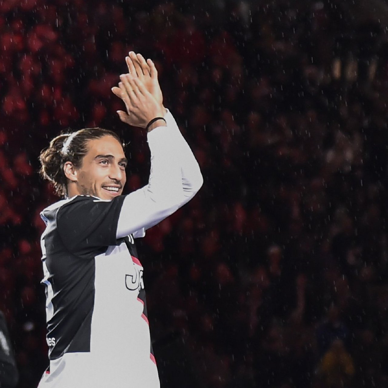 眼角温柔掀动波澜  曾效力球队的乌拉圭后卫卡塞雷斯迎来36岁生日 祝