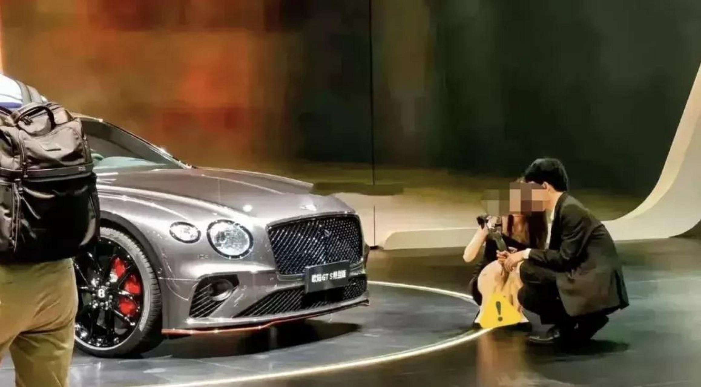 上海车展宾利女销售,疑"未穿内裤"走光,无意之举还是故意炒作?