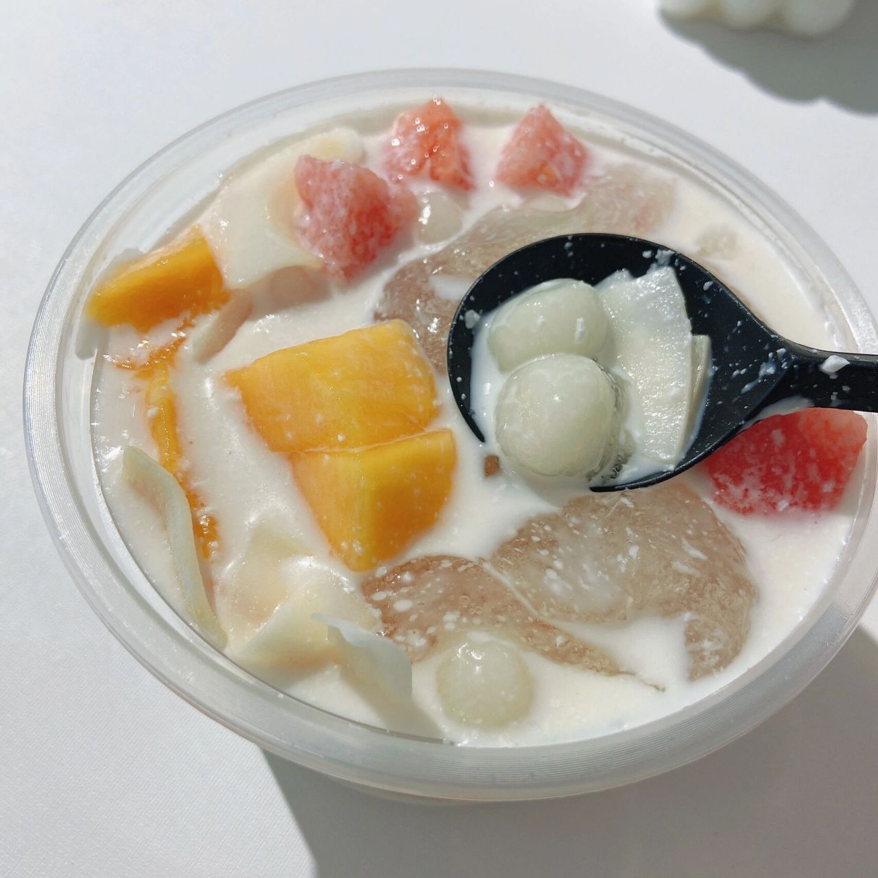 椰奶冰粉 糯叽叽的手搓糯米小圆子加上新鲜水果,些许椰子脆脆皮