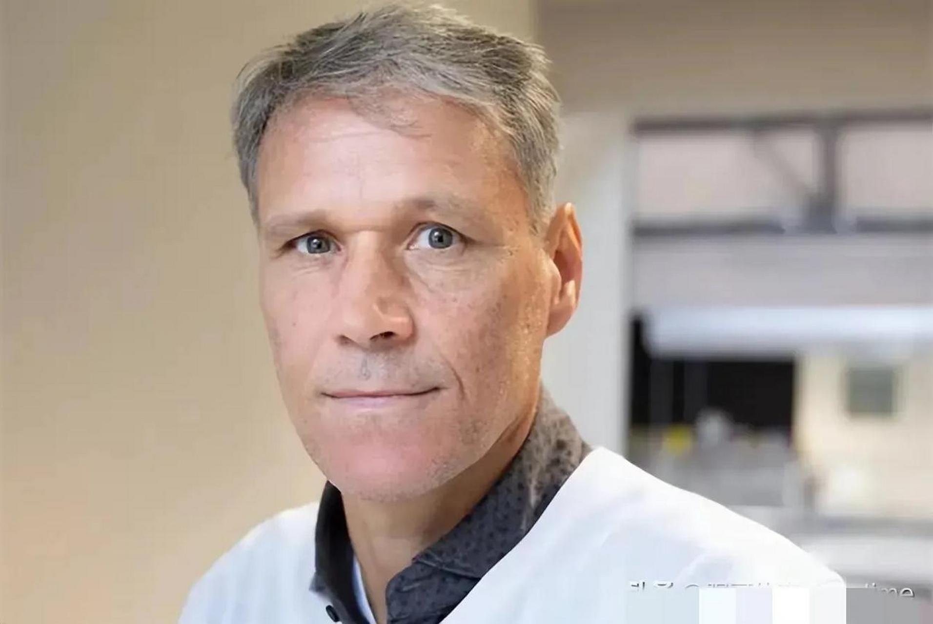 上世纪90年代,荷兰"三剑客"如日中天,而其中的前锋剑客-马尔科·范