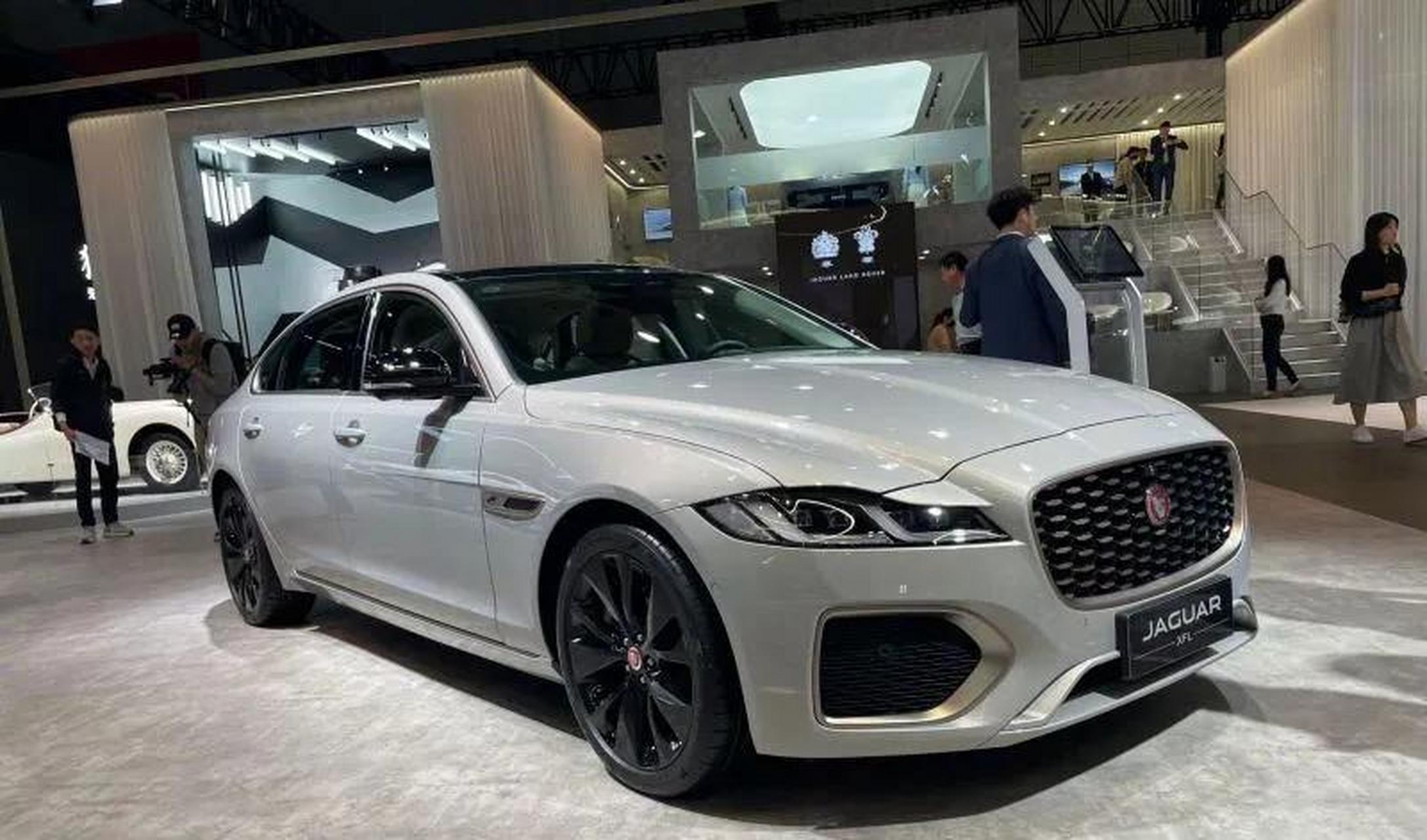 1,捷豹xfl鎏金版外观饰件由缎面哑光金属漆打造,该漆面由捷豹路虎