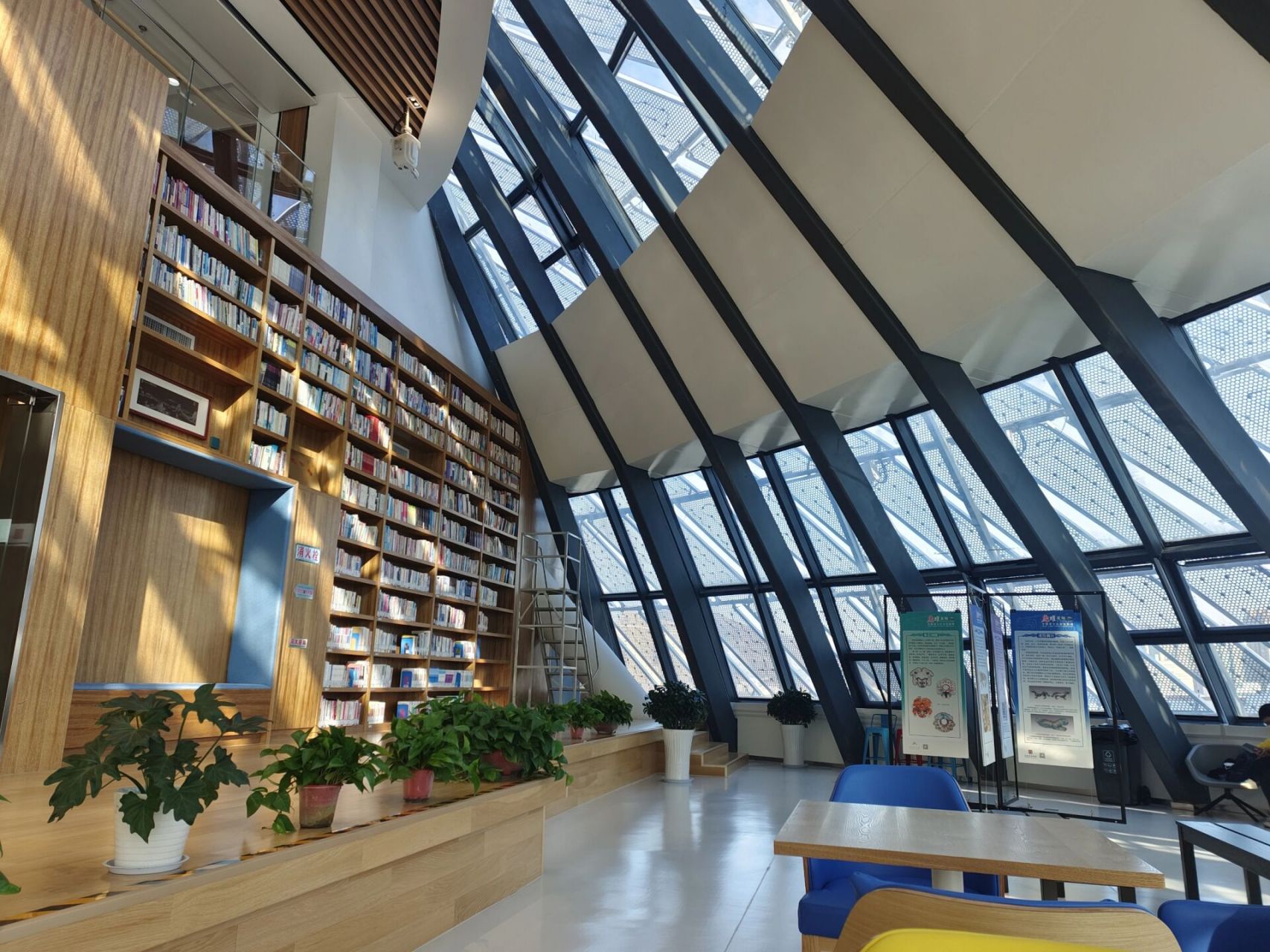 连云港市图书馆介绍 连云港市图书馆在海州区,万达旁边.