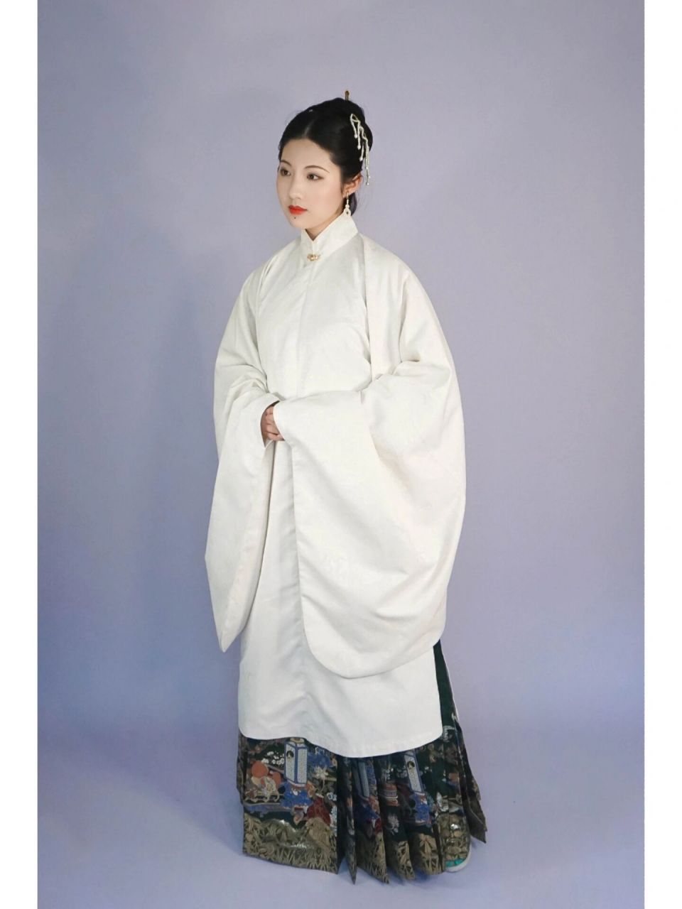 梳了一个巨巨巨巨美的堕马髻 参考了万历中后期版画的形态,这个堕马髻