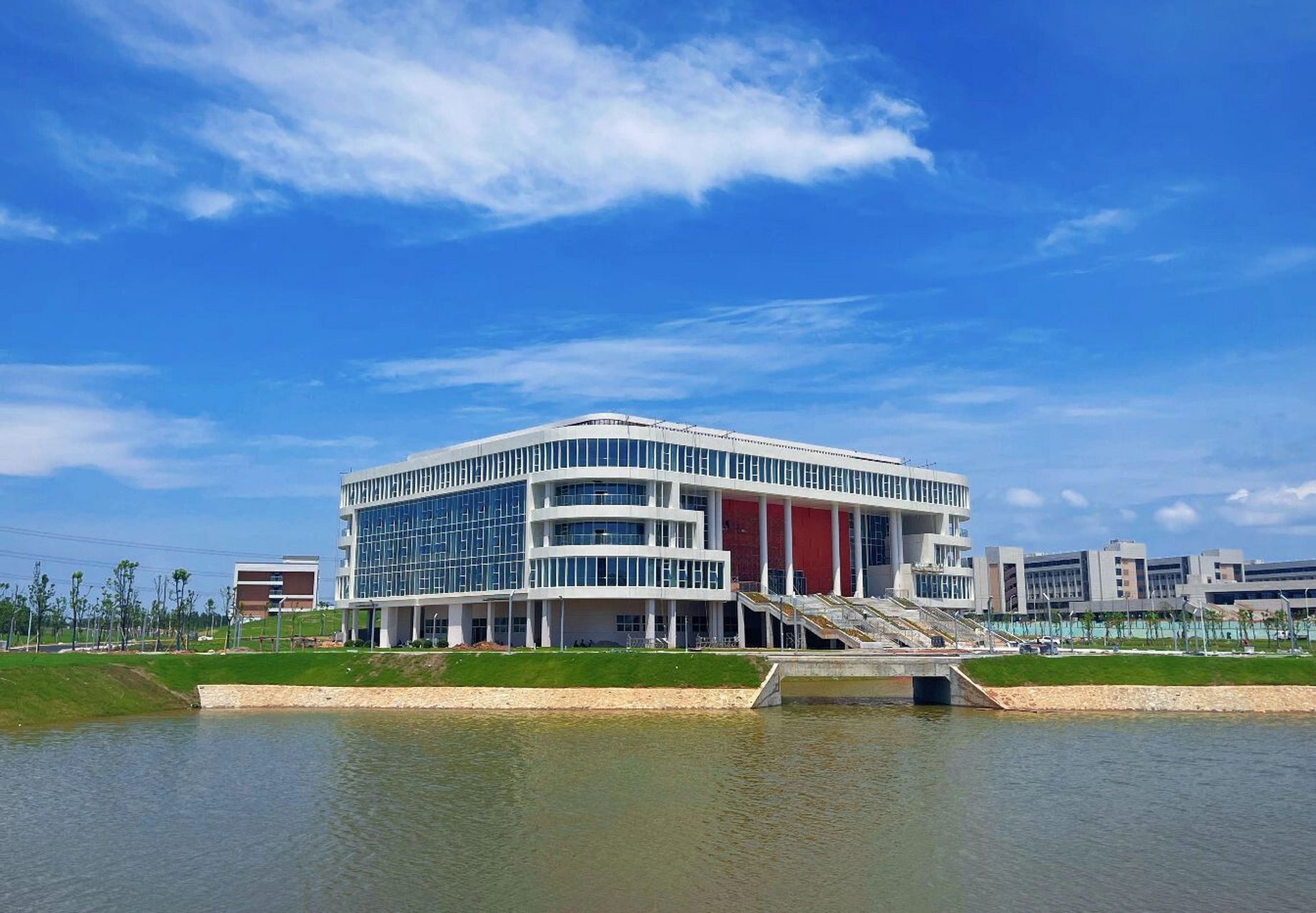 江西现代职业技术学院新校区 这个校区是共青城校区,目前我校有三个校