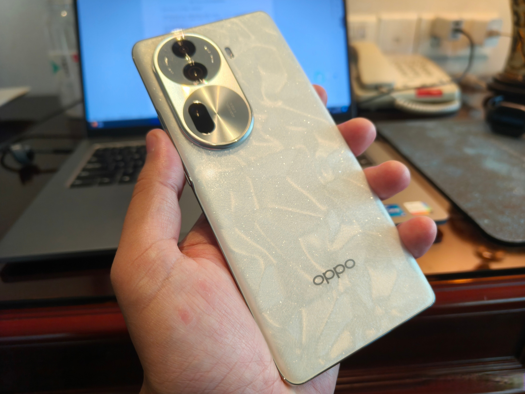 oppo reno 11的月光宝石配色名不虚传,后壳不仅有不规则宝石的感觉