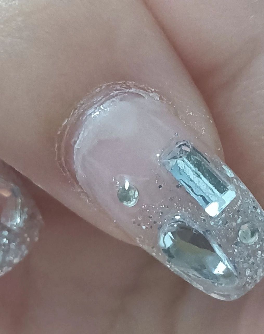 我八天钱做的美甲都起翘了,问了美甲师,她说别人都没事,只有我的这样