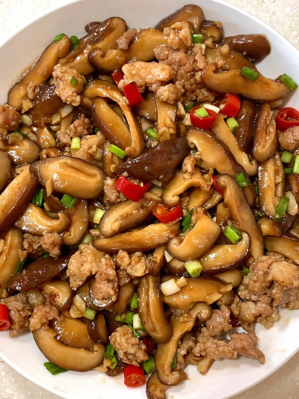 又是家常菜系列,今天吃炒鸡好吃下饭的香菇炒肉丁 香菇嫩嫩滑滑的