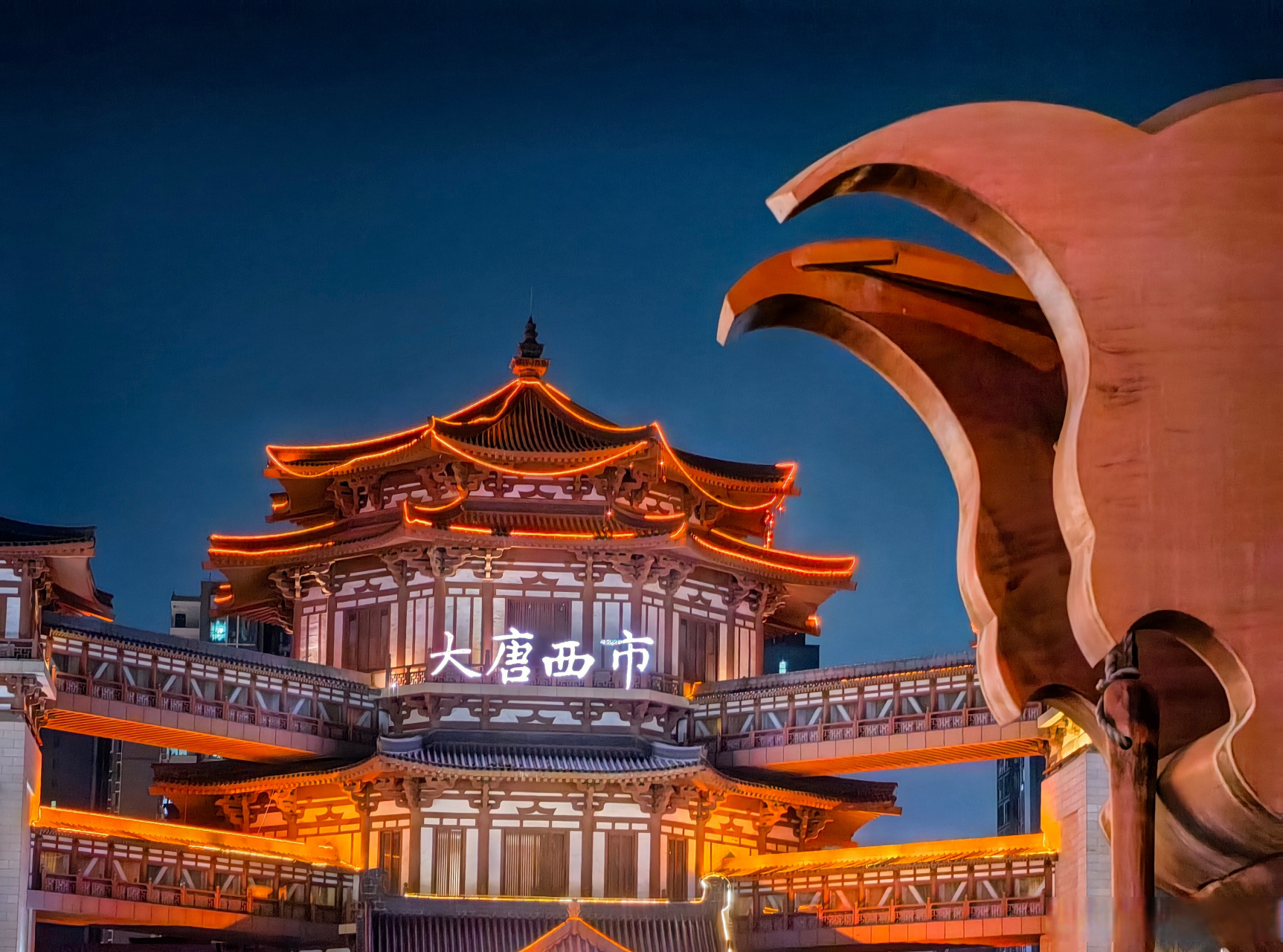 有网友分享出一组西安古建筑的照片,从广仁寺到大唐西市,在夜色的衬托