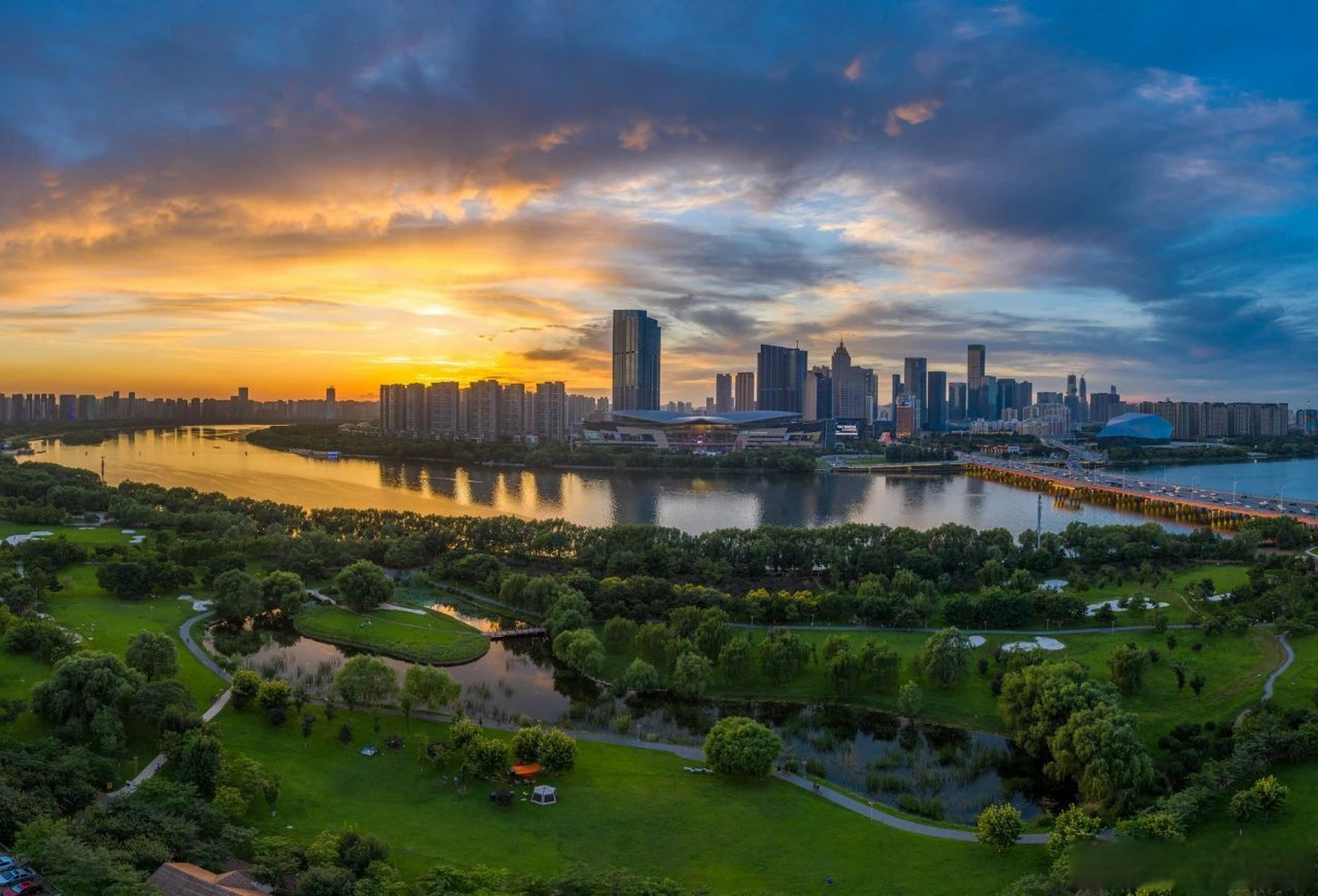 网红打卡地辽宁杠杠滴##美好辽宁欢迎您# 沈阳市浑河南岸浑南市民