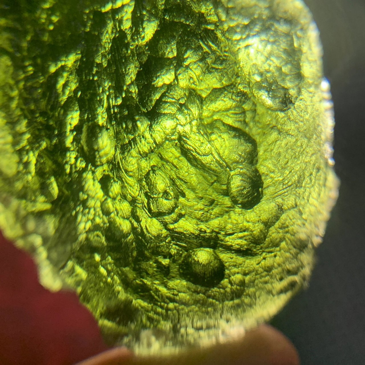 一起看下捷克陨石内部的纹路与气泡      天然捷克陨石内部的纹路与