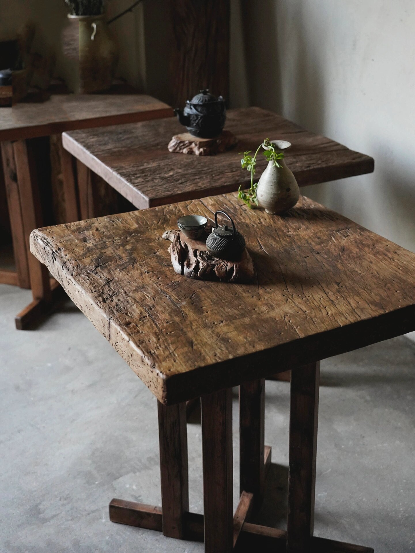 一张古朴质感的侘寂老木桌 . 虫蚀楠木做的小桌, 造型是客人定的, .