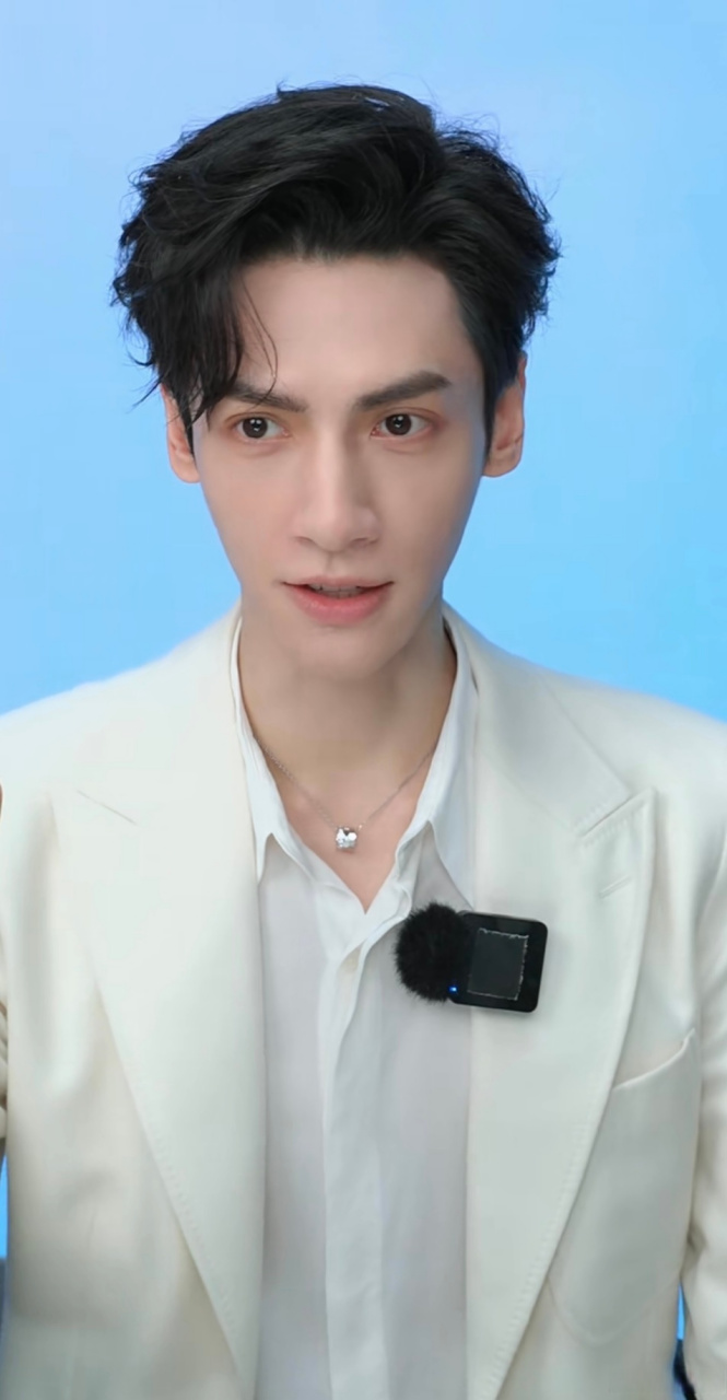 平时不觉得李佳琦头大,可是跟罗云熙一对比……怪罗云熙太瘦了?