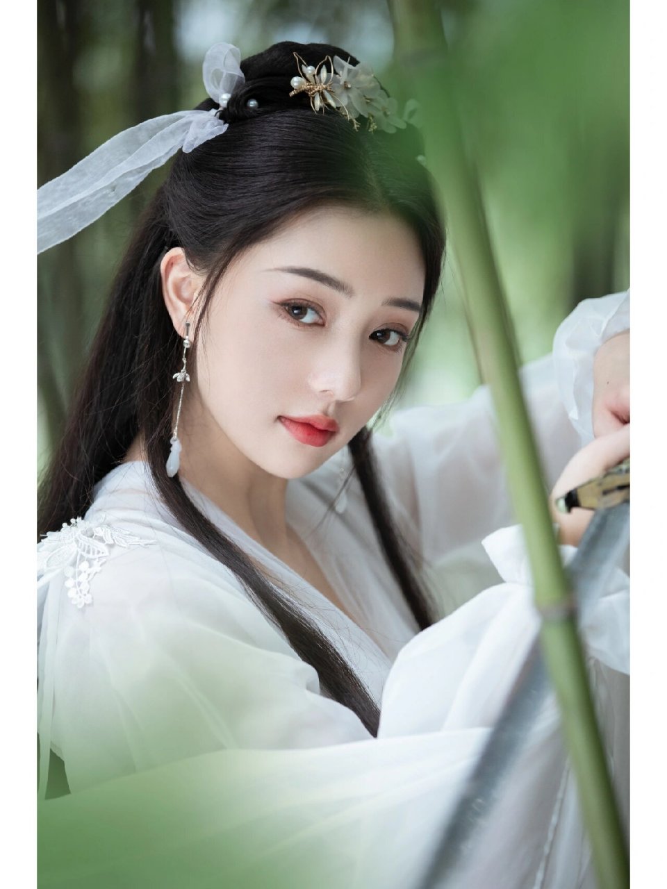 是古装剧里的神仙姐姐没错了 · 一袭白衣,仙气潇洒98 手持利剑95