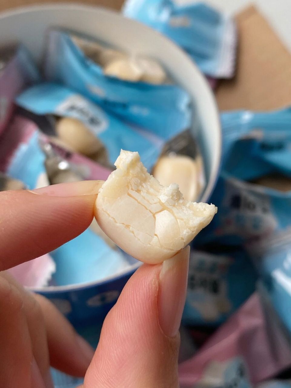 脆皮奶糖～ 是那种牛奶味淡淡的酸奶味～ 酸酸甜甜的口感外面是一层