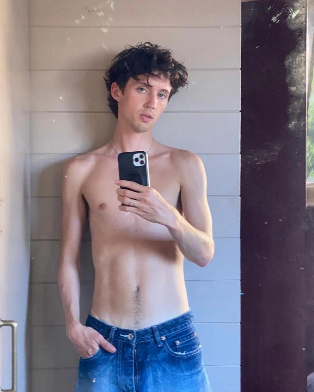 troye sivan 发布肌肉自拍,好帅! 我男神!喜欢这样的身材.