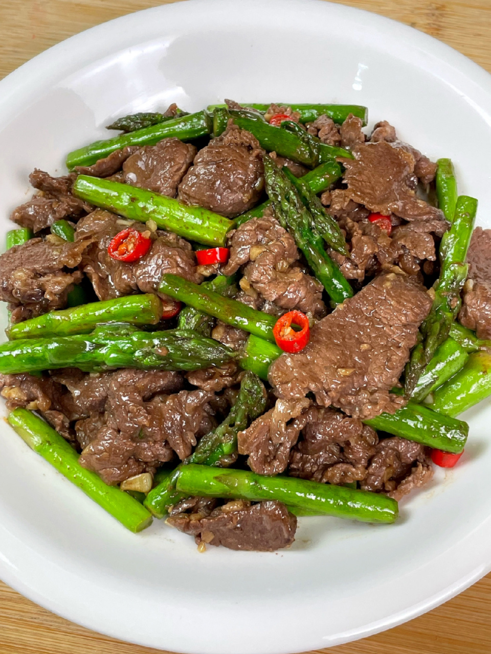 已经爱上这芦笋炒牛肉了! 牛肉又嫩又滑,芦笋清甜脆口!