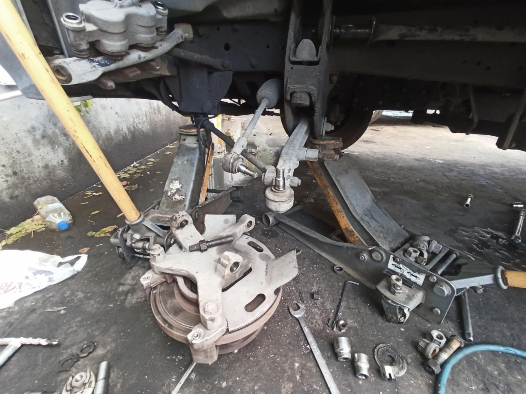 依维柯换上直臂上臂球头最简单的方法