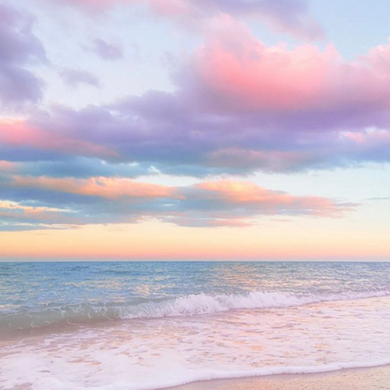 彩霞,夕阳与海#图片分享# #摄影美图分享#   (via.ins.oceanloversco)