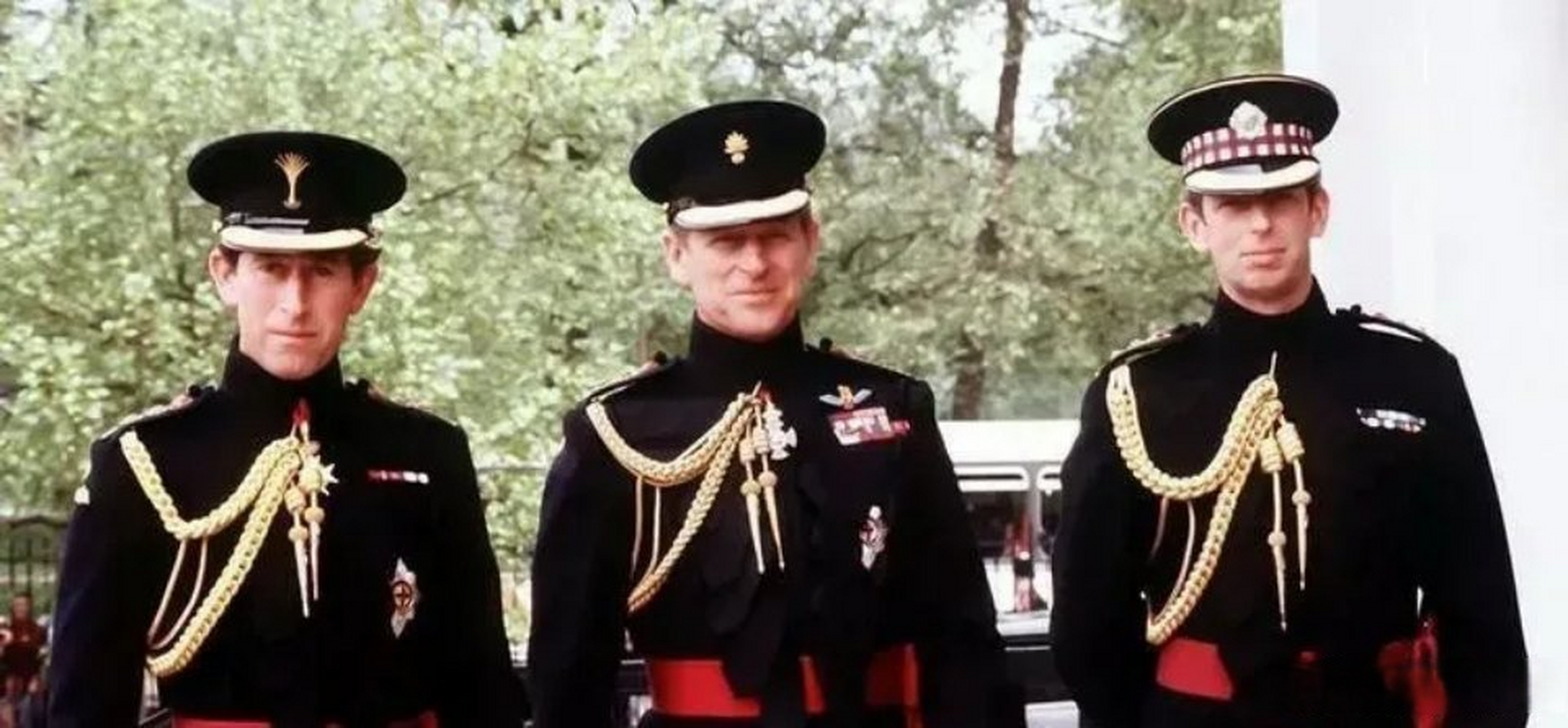 查尔斯国王和爸爸菲利普亲王的这张军装合影,真是妥妥地落了下风,既没