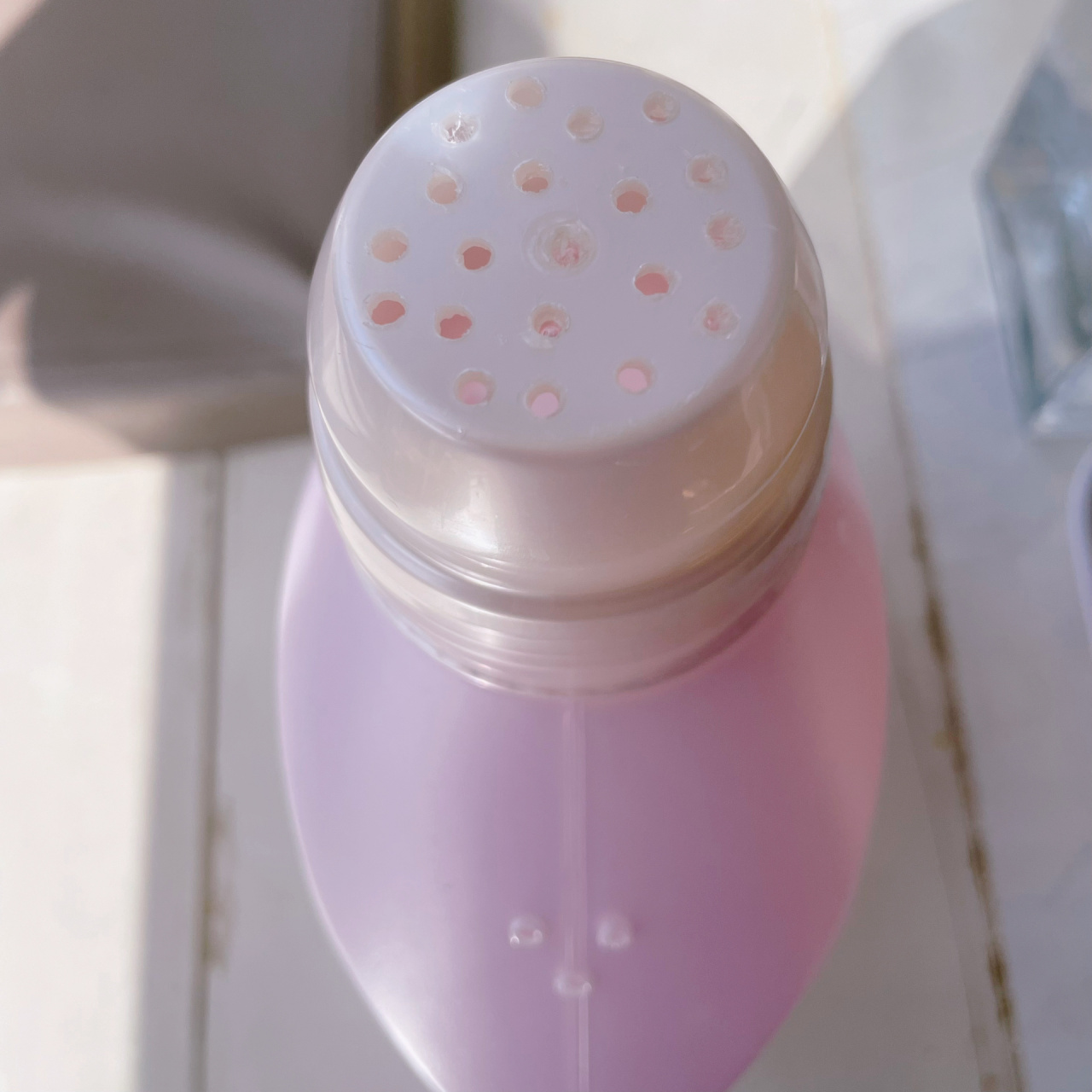 废物利用——洗衣液瓶子自制浇水喷壶 家里顺手的粗针,用火烧一下在