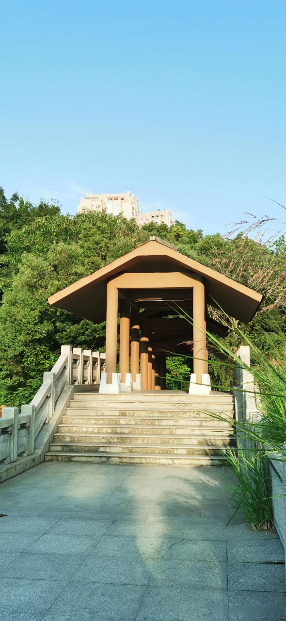 福州金山公园位于仓山区洪湾中路,公交,地铁均可方便到达.