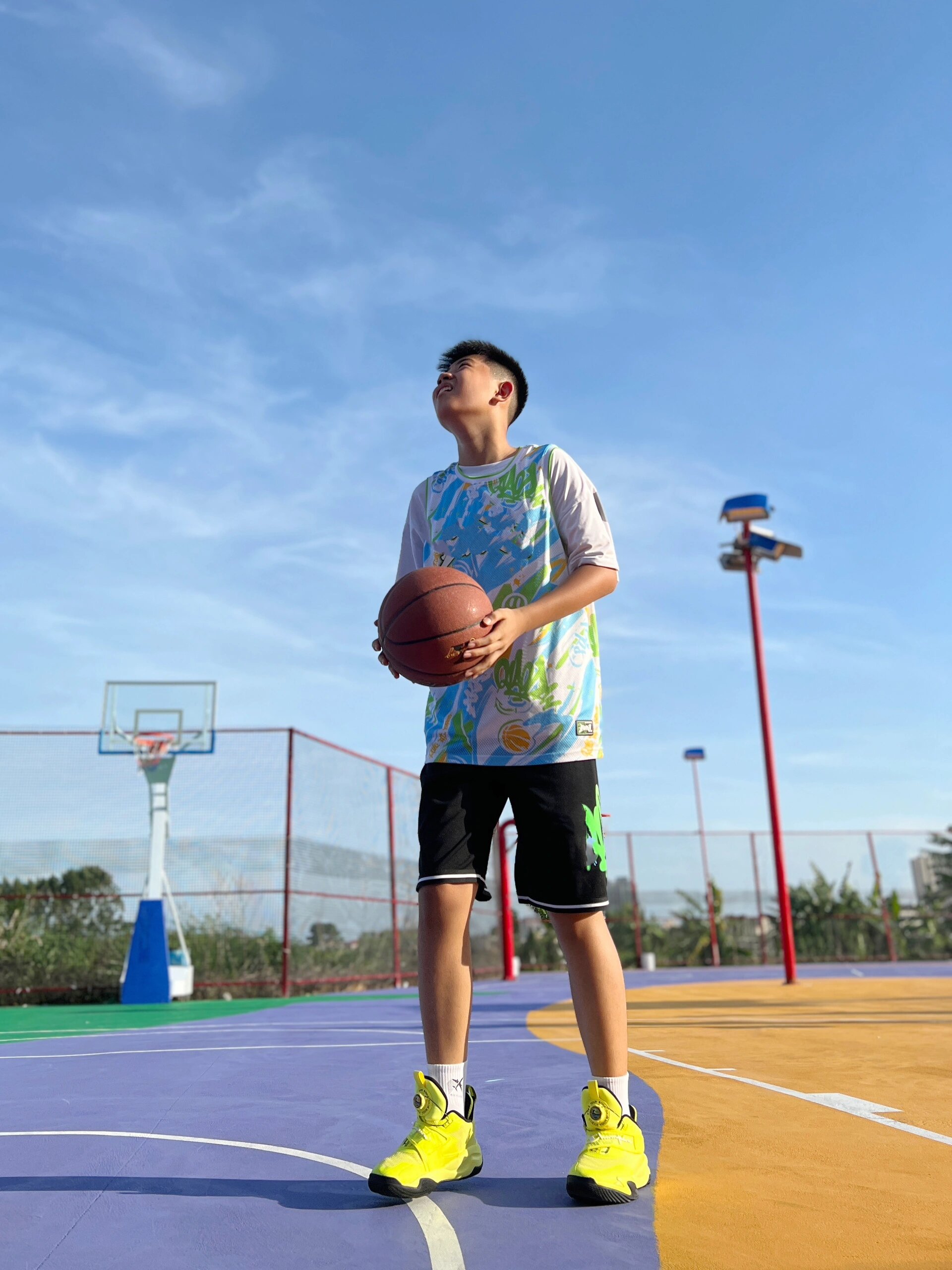 09初中生弟弟|篮球场上的男生真的闪闪发光 长期运动的男生不仅身体