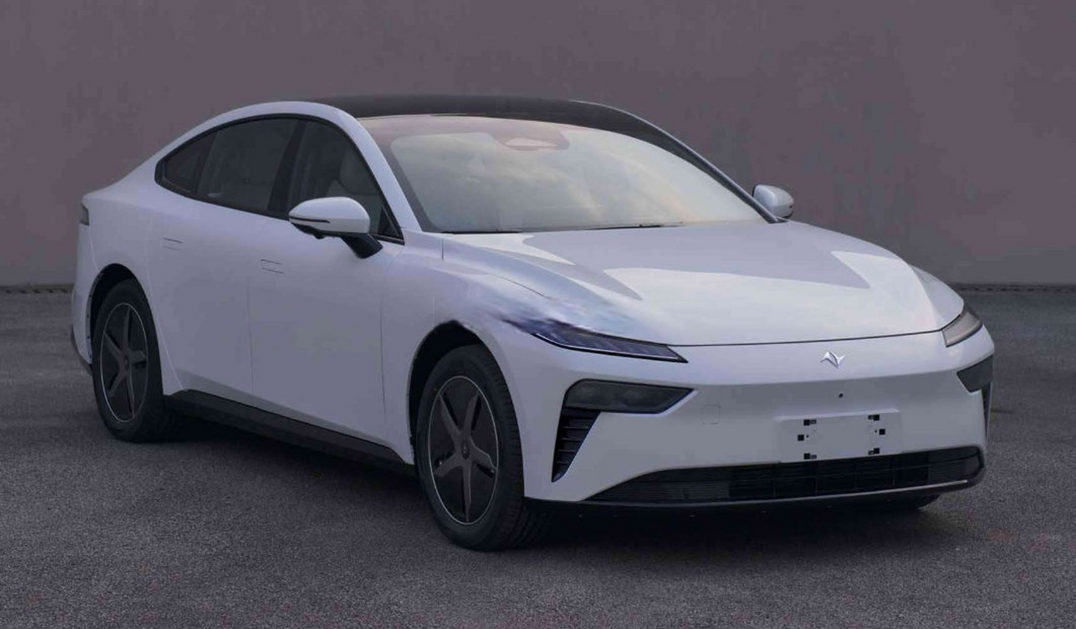 工信部公布了东风 eπ 品牌首款车型的申报图,尾标显示该车型号为 eπ