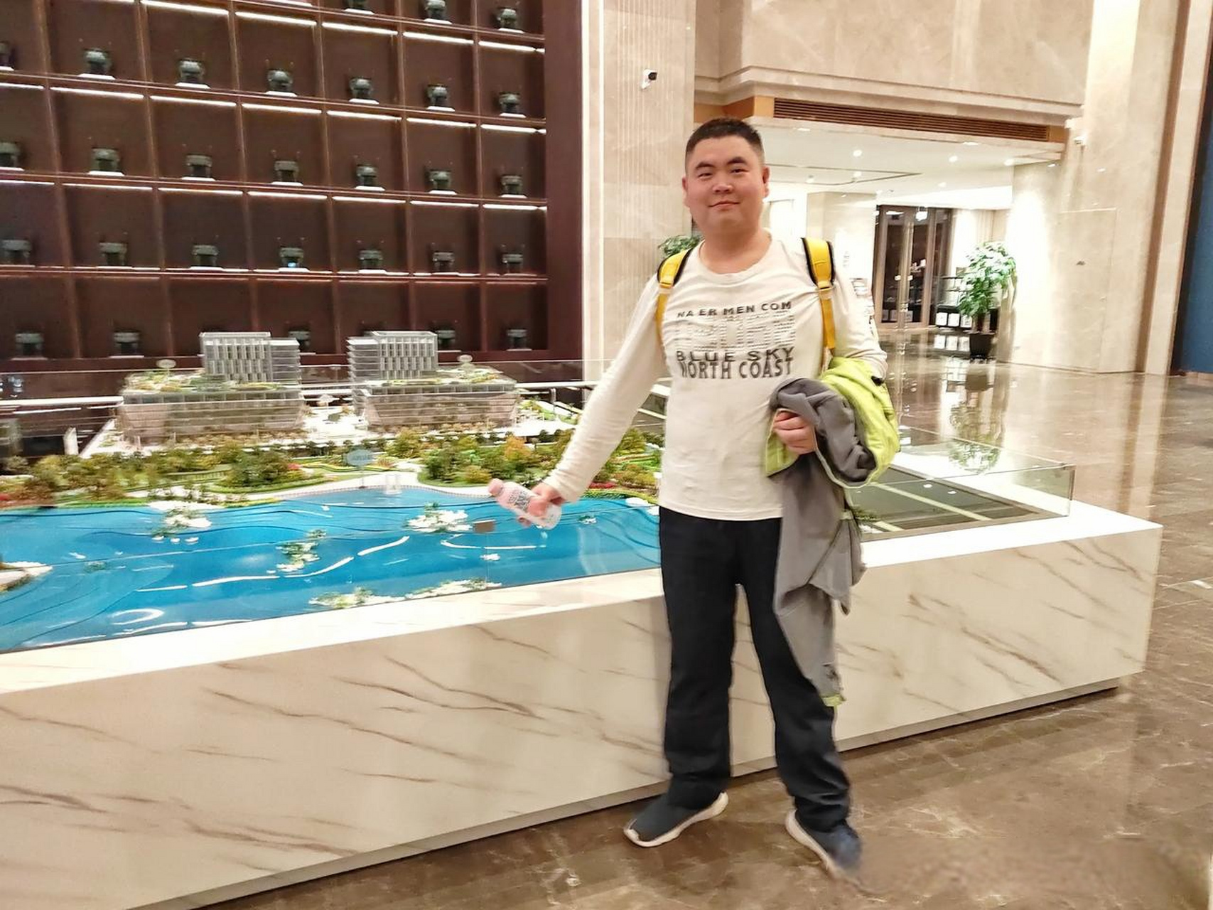 夜晚,在渭南市建国饭店的赛尔名座游泳健身中心,锻炼结束,洗完澡后