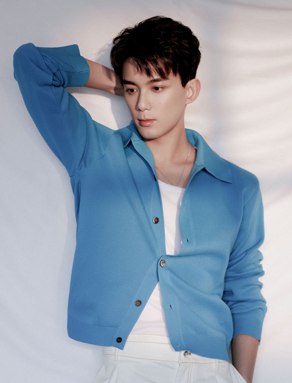 吴磊# 斑驳的日光追溯安然薄暮,故事朦胧缱绻,闯进轻盈梦境.吴磊leo