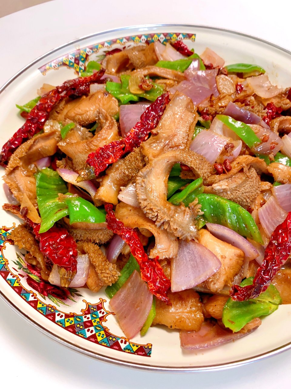 来一盘地道的爆炒大盘牛肚  	 每次饭店必点的爆炒牛肚,自己在家做一