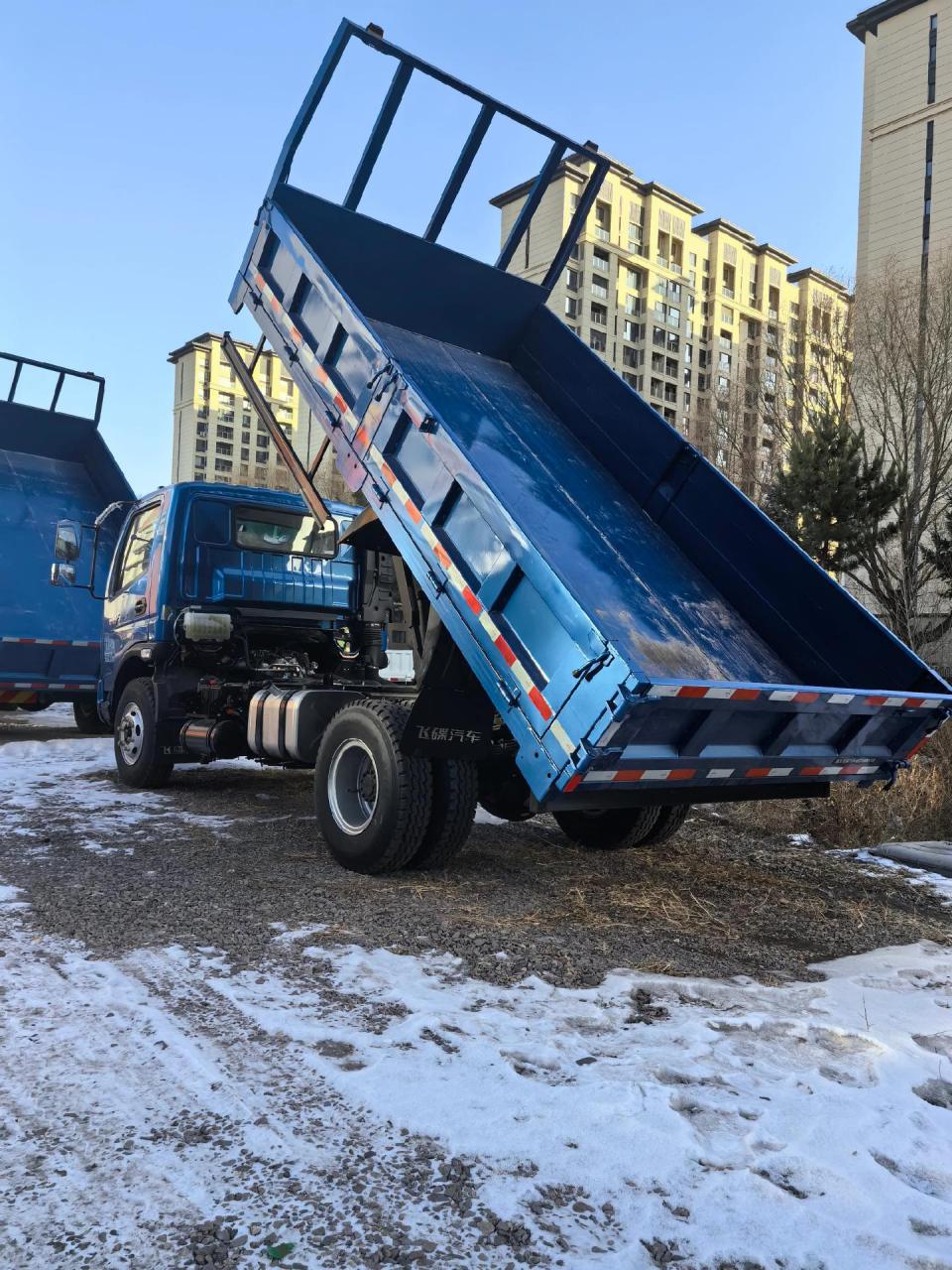 "奥驰x3蓝牌重载自卸"170马力升级版!8挡!10吨加重大桥!825轮胎!