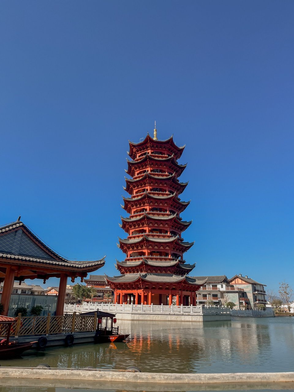 玉溪～大营街～凤凰楼 位于玉溪市红塔区大营街幸福小镇 在凤凰楼亮灯