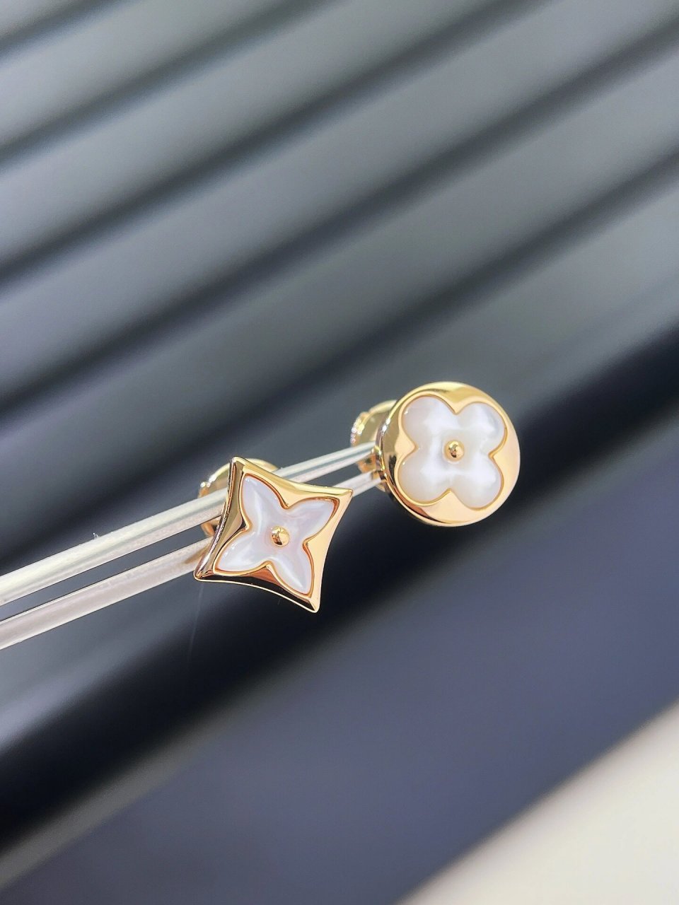 绽放在耳边的小可爱99lv路易威登不规则耳钉 lv这款四叶草耳钉非常