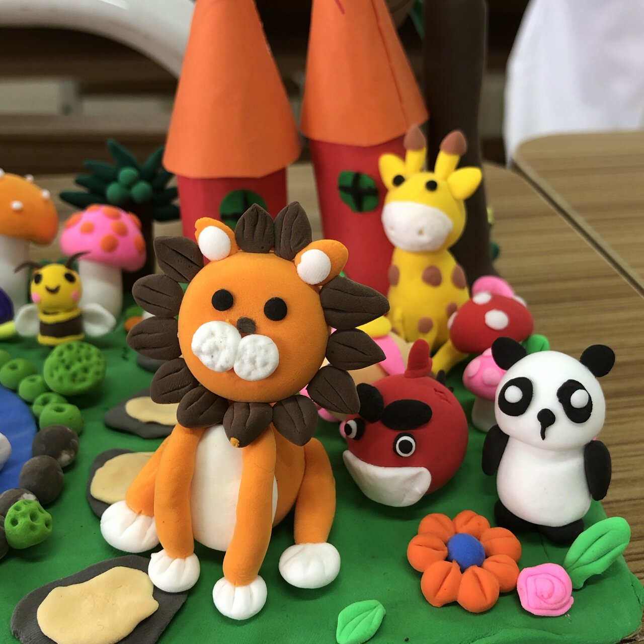 超轻黏土作品～动物世界 应用工具: 11566超轻黏土 21566纸板