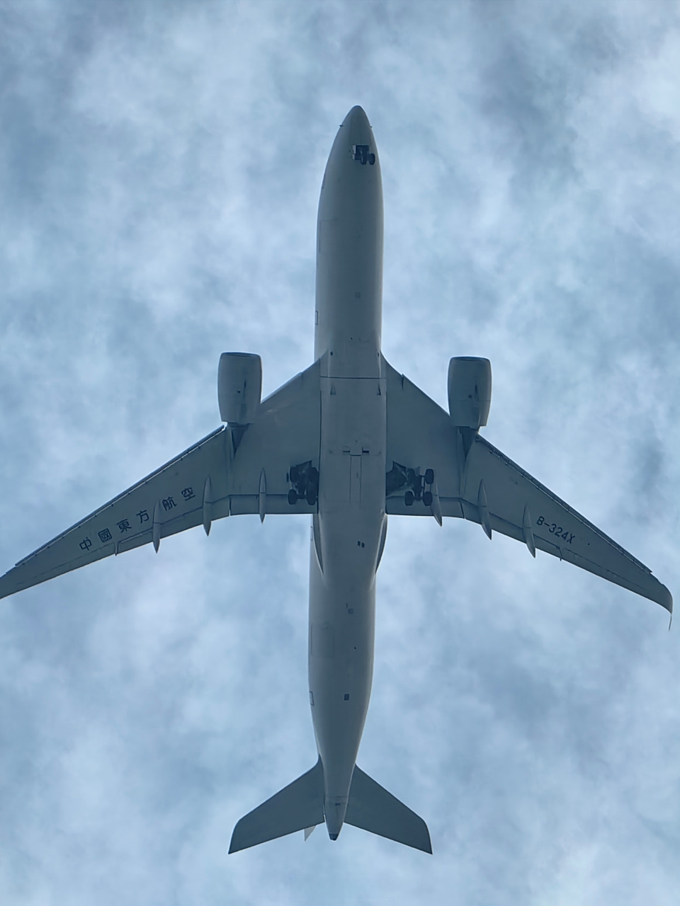 厦门特产之一,随时都会从头顶飞过的飞机[笑哭]
