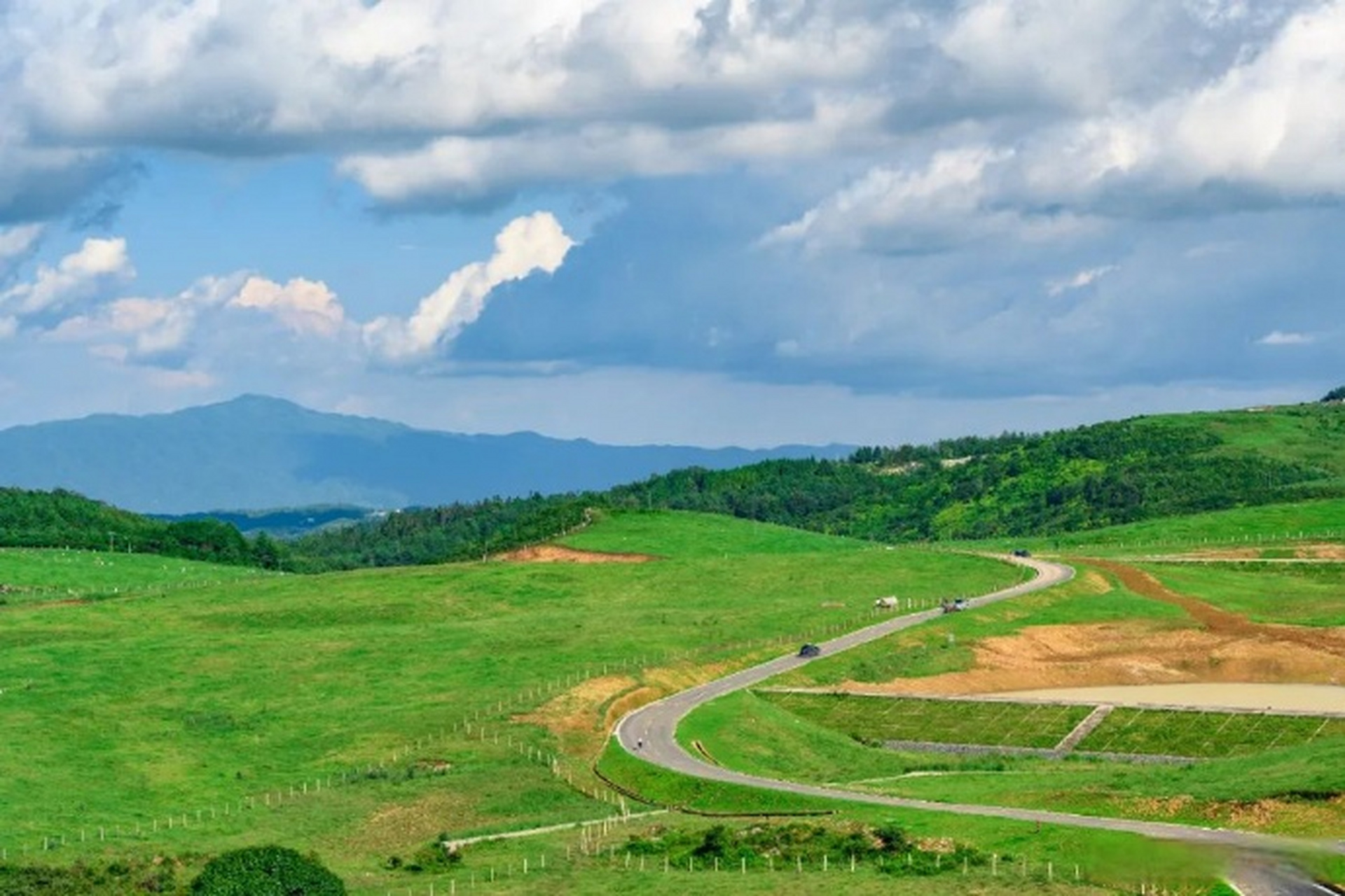 总要去趟腾冲吧# 【腾冲】行走在高山草原,在云端俯瞰美景,绚丽神奇