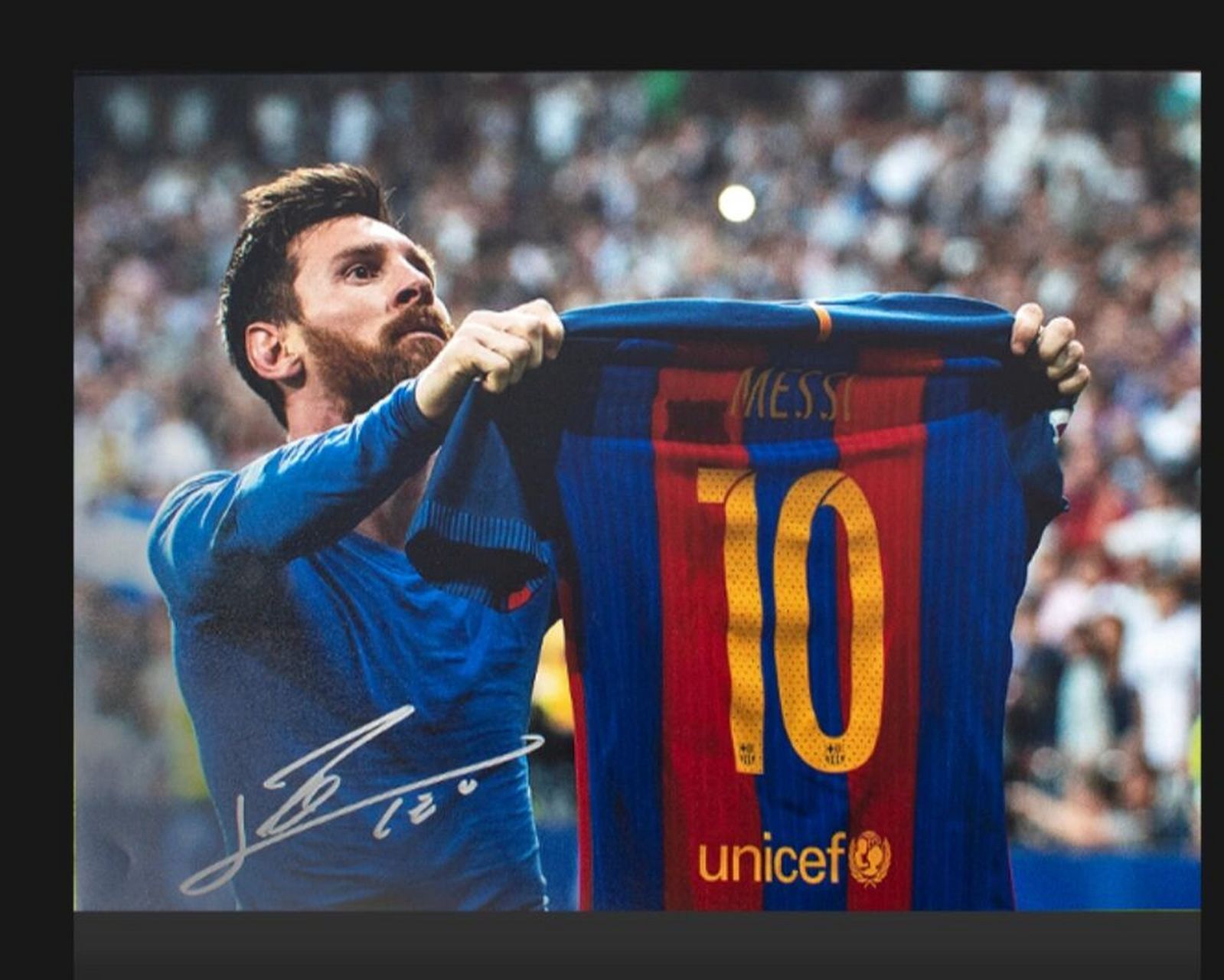 梅西签名照片,最经典的伯纳乌亮球衣瞬间照 这件梅西最经典的瞬间照片