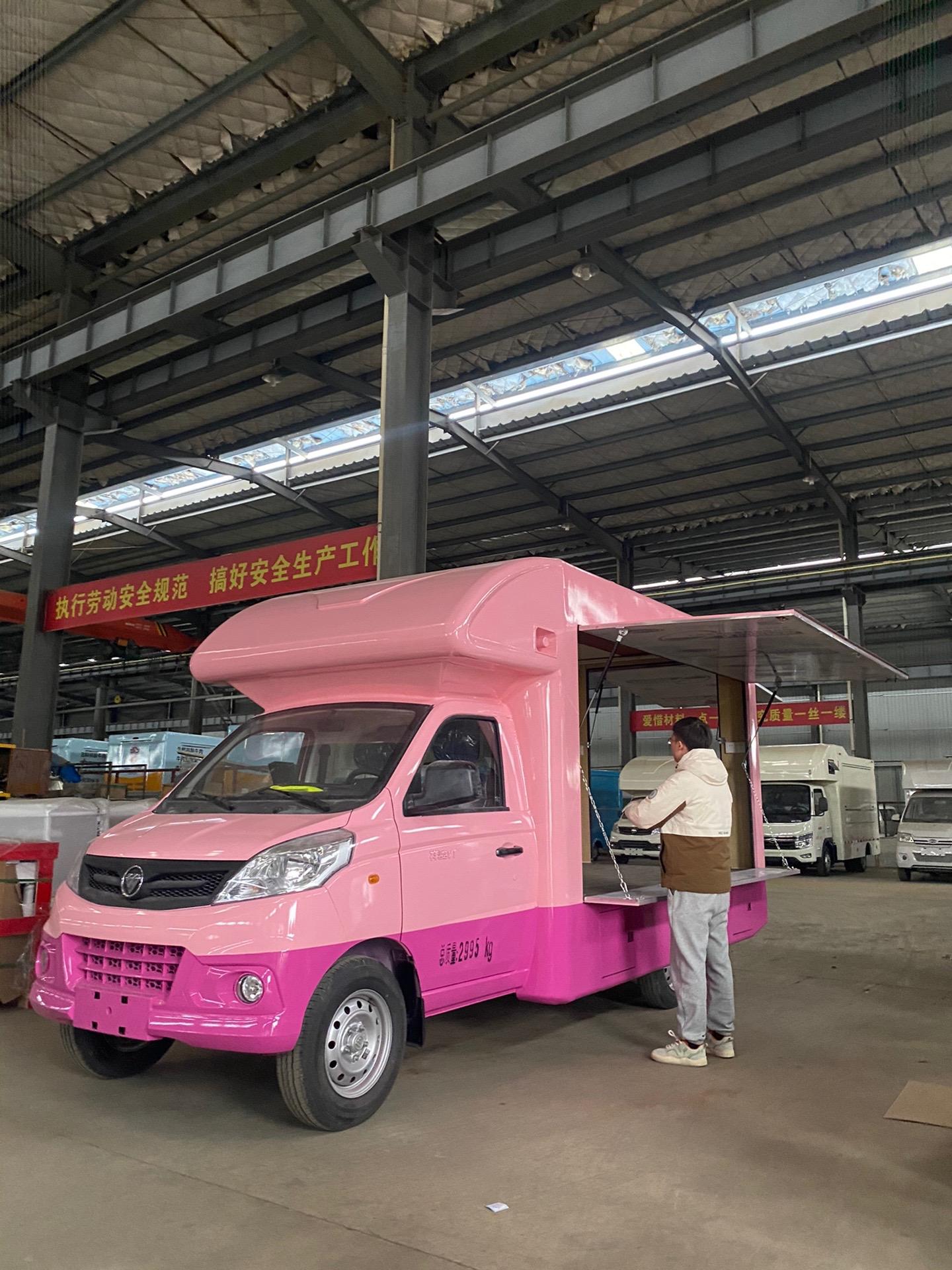 这台冰淇淋车咱们配备了三套用电方案,第一套方案,咱们在固定经营的