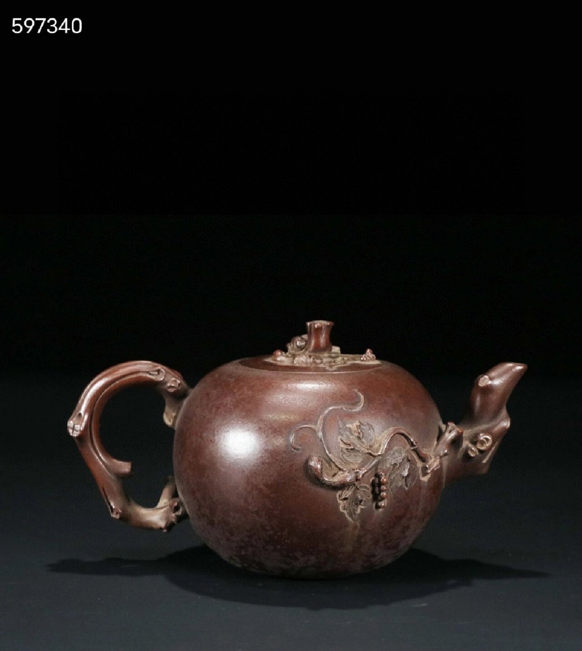 旧藏【朱可心】【紫砂松鼠葡萄纹】 【尺寸】壶长22.3cm,宽14.