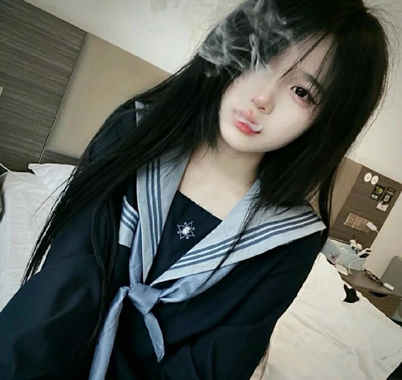 抽烟女头冷酷图片